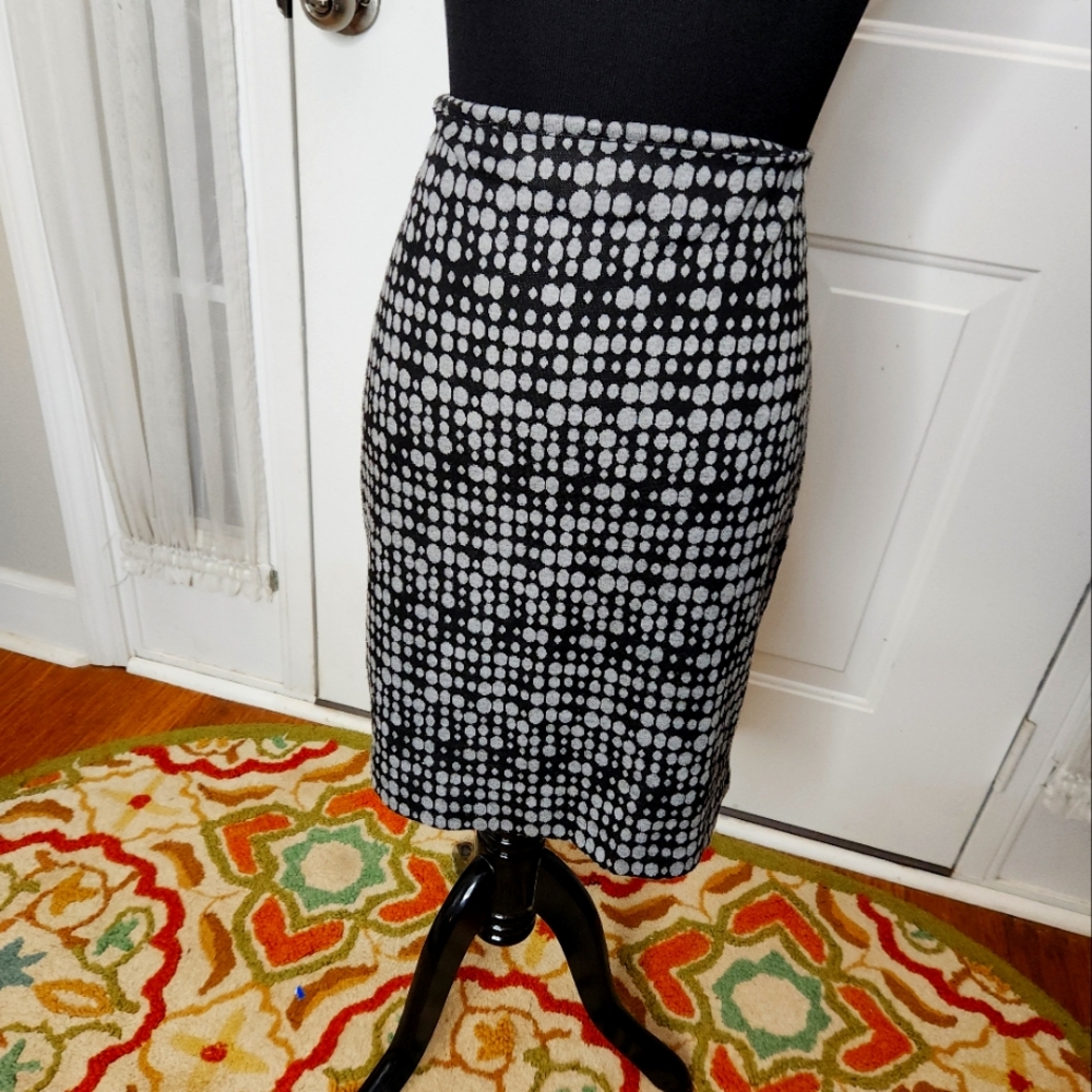 The Loft Gray and Black Dot Skirt Size 4‎
